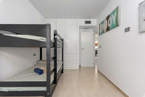 Cette chambre comprend 3 lits superposés et un couloir. dans l'établissement Mar Menor, à Lo Pagán