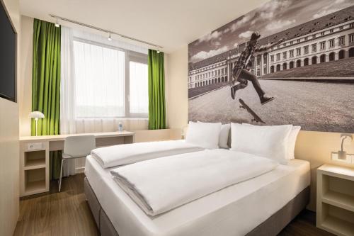 um quarto de hotel com uma cama e uma foto de uma pessoa a saltar em Super 8 by Wyndham Koblenz em Koblenz