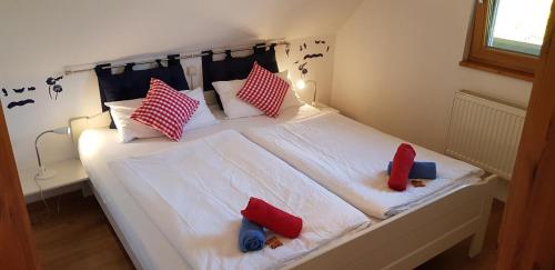 Ein Bett oder Betten in einem Zimmer der Unterkunft Ferienhaus Knopf -direkt am Küstenwald