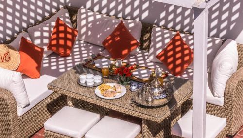 エッサウィラにあるVilla Garanceのテーブル(食べ物、枕付)が備わる小さな客室です。