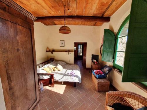 um quarto com uma cama e um sofá num quarto em Old ceramic factory close to Unesco itineraries em Sorano
