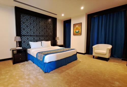 Skyline Apartments في المنامة: غرفه فندقيه بسرير وكرسي