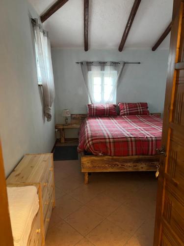 a bedroom with a bed and a window at Camera Delux matrimoniale in Serina