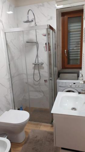 y baño con ducha, aseo y lavamanos. en Casa Clorinda, en Arezzo