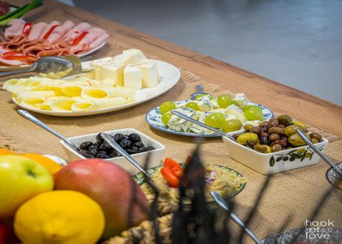 een tafel met borden van verschillende soorten levensmiddelen bij Hook Of Love - Le Mirage de la Mer in Olimp