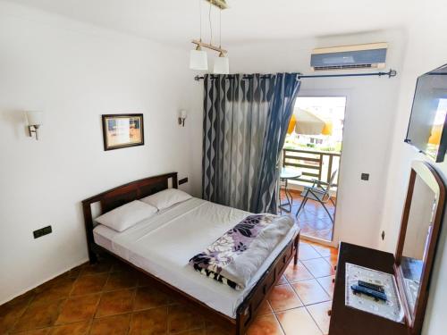 a bedroom with a bed and a balcony at Mirador Golf Appart-hotel in Cabo Negro