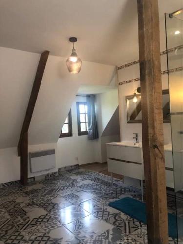 une salle de bain avec un lavabo et un miroir dans l'établissement Manoir Melphil, à Saint-Étienne-la-Thillaye