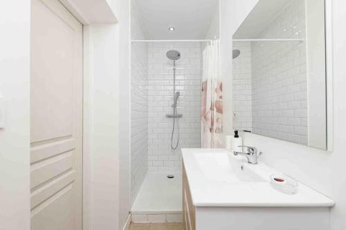 bagno bianco con lavandino e doccia di La Contemporaine a Mérignac