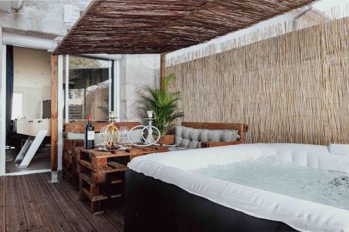 ein Schlafzimmer mit einem großen Bett und einer Badewanne in der Unterkunft La Contemporaine in Mérignac