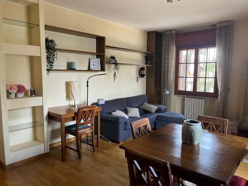 Summer house في كابوتيرا: غرفة معيشة مع أريكة زرقاء وطاولة