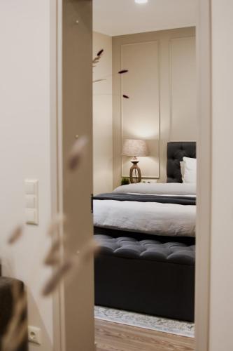 Schlafzimmer mit einem Bett und einem Spiegel in der Unterkunft Vaksali Apartment! in Viljandi