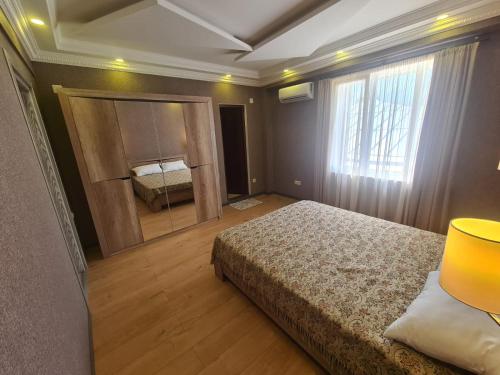 コブレチにあるGuest House Rustaveliのベッドルーム(ベッド1台、大きな鏡付)