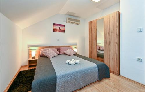 1 dormitorio con 1 cama con 2 almohadas en 2 Bedroom Cozy Home In Beslinec 