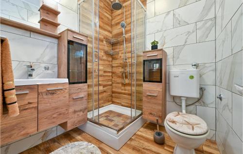 y baño con ducha, aseo y lavamanos. en 2 Bedroom Cozy Home In Beslinec 
