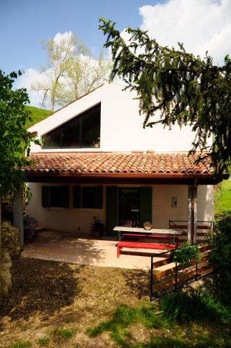 une maison blanche avec une table de pique-nique devant elle dans l'établissement Il Sanco, à Selva di Progno
