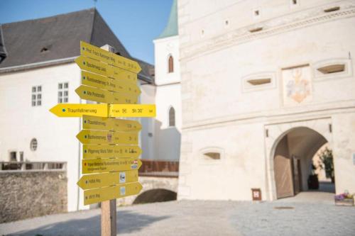 a directional street sign in front of a building at Residenz Schloss Pöggstall in Pöggstall
