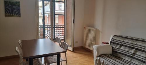 een woonkamer met een tafel en stoelen en een bank bij CASADEI24 in Guidonia