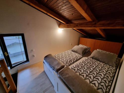 1 dormitorio con 2 camas y ventana en Holiday House River Mrežnica, en Duga Resa