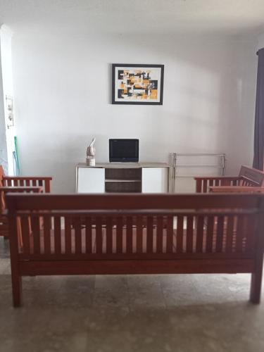 Μια τηλεόραση ή/και κέντρο ψυχαγωγίας στο CONDOMINIUM LIPPO PANTAI CARITA