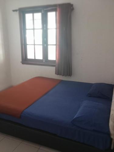 Ένα ή περισσότερα κρεβάτια σε δωμάτιο στο CONDOMINIUM LIPPO PANTAI CARITA