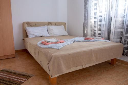 a bed in a bedroom with two towels on it at Villa Horizon Canj in Čanj