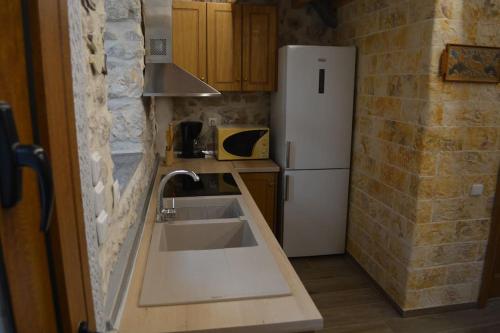 Кухня или мини-кухня в Traditional Chios House

