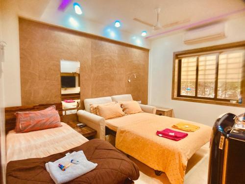 a living room with two beds and a couch at Apartment In Mumbai City Centre in Mumbai