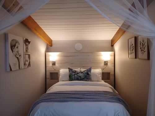 1 dormitorio con 1 cama con cabecero de madera en Eggersheim, en Pinetown
