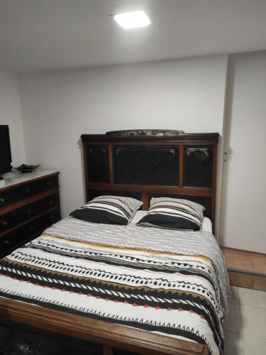 een bed met twee kussens in een kamer bij Chambre entrée indépendante in Lodève