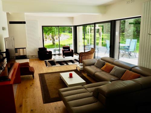 un salon avec un canapé et une table dans l'établissement Les Héliades, à Le Touquet-Paris-Plage