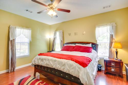 1 dormitorio con 1 cama y ventilador de techo en Georgia Vacation Rental 14 Mi to Downtown Augusta, en Hephzibah