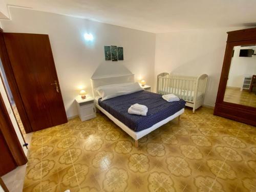 ein Schlafzimmer mit einem Bett, auf dem zwei Handtücher liegen in der Unterkunft Villa D'Anna in Cefalú