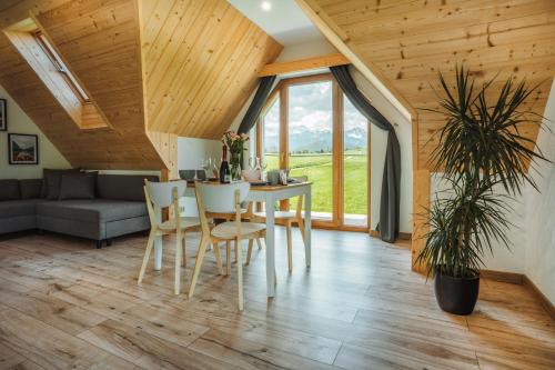 a dining room with a table and chairs at Apartamenty Widok Tatr in Zakopane