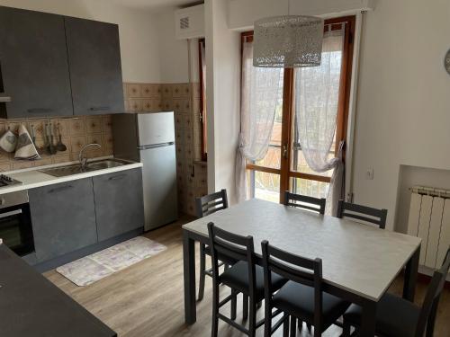 a kitchen with a table and chairs in a kitchen at Appartamento Belvedere in Perugia