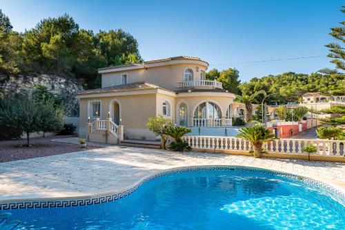 Villa con piscina frente a una casa en Preciosa Villa con Piscina particular, en San Miguel de Salinas