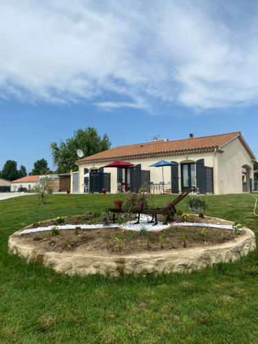 a garden in the yard of a house at Esprit Etape in Saint-Barthélemy-de-Vals