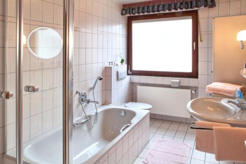 a bathroom with a tub and a toilet and a sink at Ferienweingut Andrae-Goebel in Ernst