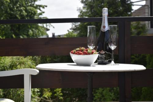 una mesa con un bol de fruta y una botella de vino en Catalina Lesce-Bled, en Lesce