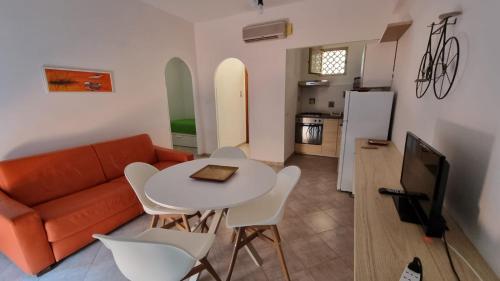 salon z kanapą, stołem i krzesłami w obiekcie BILO EGADI E MONO EGADI w mieście Favignana