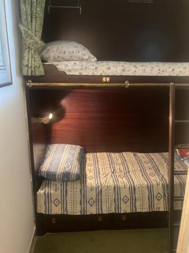 - deux lits superposés avec un petit matelas dans l'établissement CANNES Front de mer, à Cannes