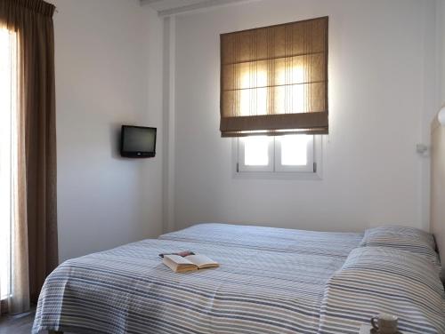 A bed or beds in a room at Studio Ornos