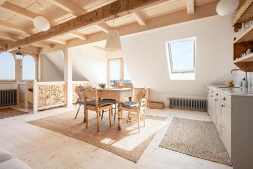 uma cozinha com mesa e cadeiras num quarto em Nowe Miejsce Brzegi em Brzegi