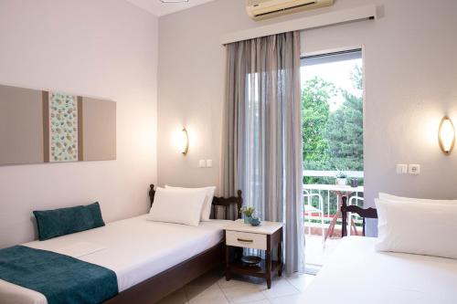 een hotelkamer met een bed en een balkon bij Evaggelia rental apartments in Skotina