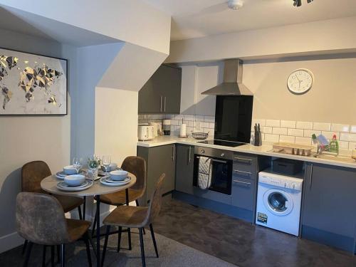 a kitchen with a table and chairs in a kitchen at Poplar House by ShortStays4U 2Bedroom house in town centre with free Parking! in King's Lynn