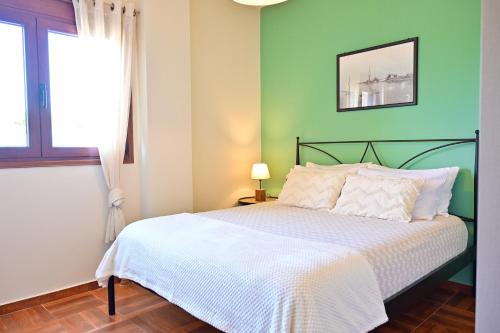 - une chambre verte avec un lit et une fenêtre dans l'établissement Great sea view apartment kokkini hani, à Bridgeport