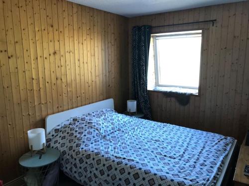 Un pat sau paturi într-o cameră la Appartement spacieux au cœur du massif du Sancy