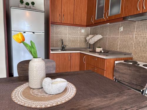 Apartment on main pedestrian street with viewにあるキッチンまたは簡易キッチン