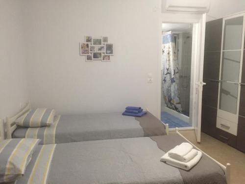 a bedroom with two beds and a mirror at RIZES ELIAS PRIVATE STUDIO in Isterni