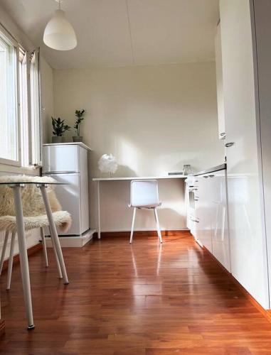eine Küche mit einem Schreibtisch und einem Stuhl in einem Zimmer in der Unterkunft Studio next to metrostation in Espoo