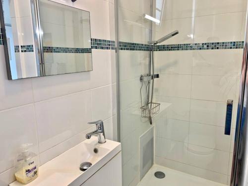 Ένα μπάνιο στο Blue Summer Vibes - Mini Studio 2 - AC, parking, beach at 50m, SPA discnt